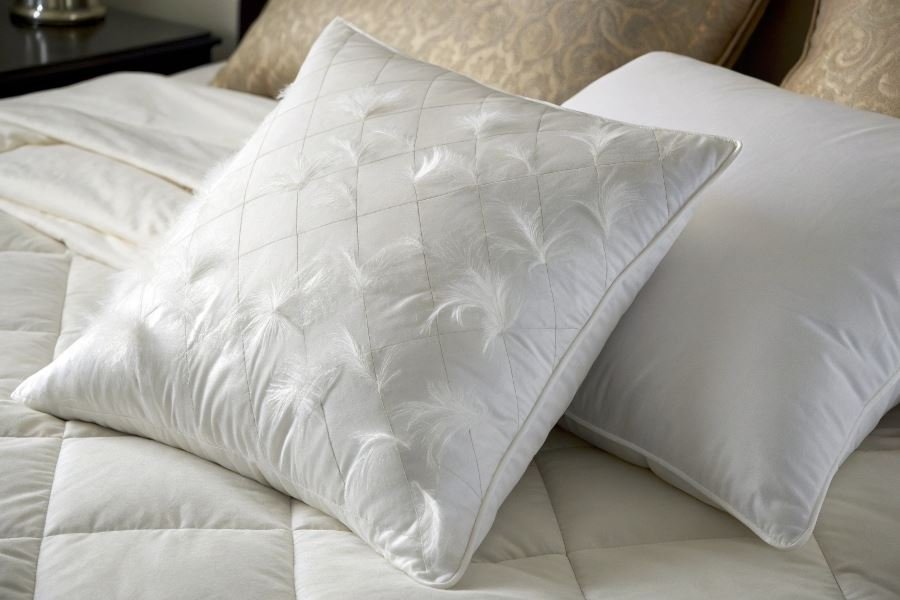 1199-down-vs-synthetic-pillows-comparison Пуховые vs синтетические подушки: что выбрать для сна