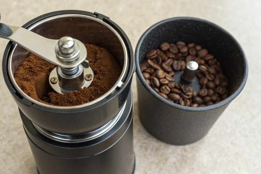 502-coffee-grinder-burr-vs-blade-comparison Жерновые vs ротационные кофемолки: что выбрать для дома