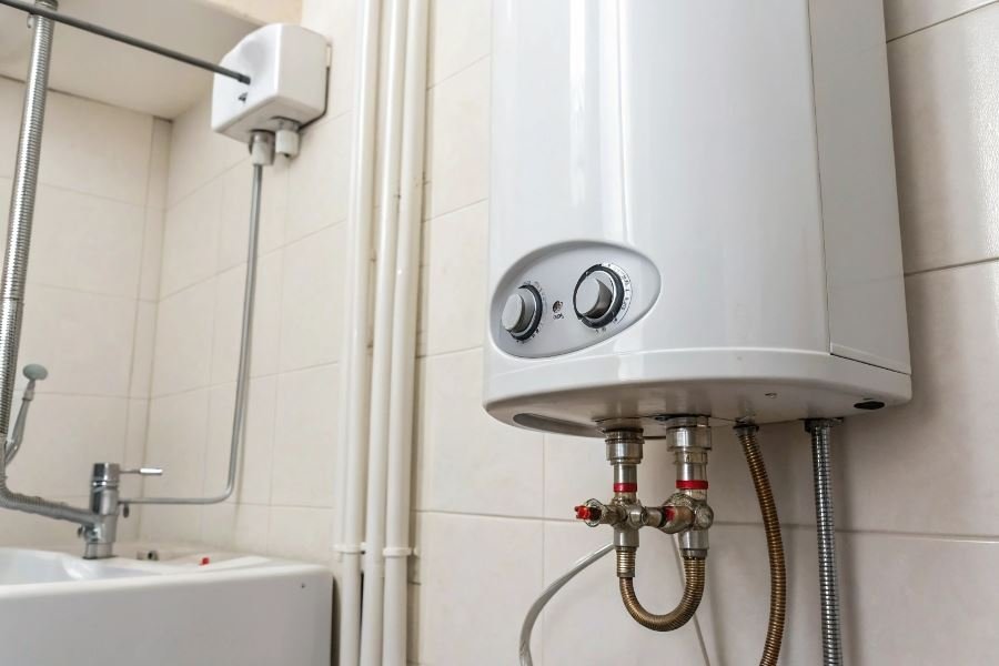 628-compact-water-heater-buying-guide Топ-3 компактных водонагревателей для маленькой ванной