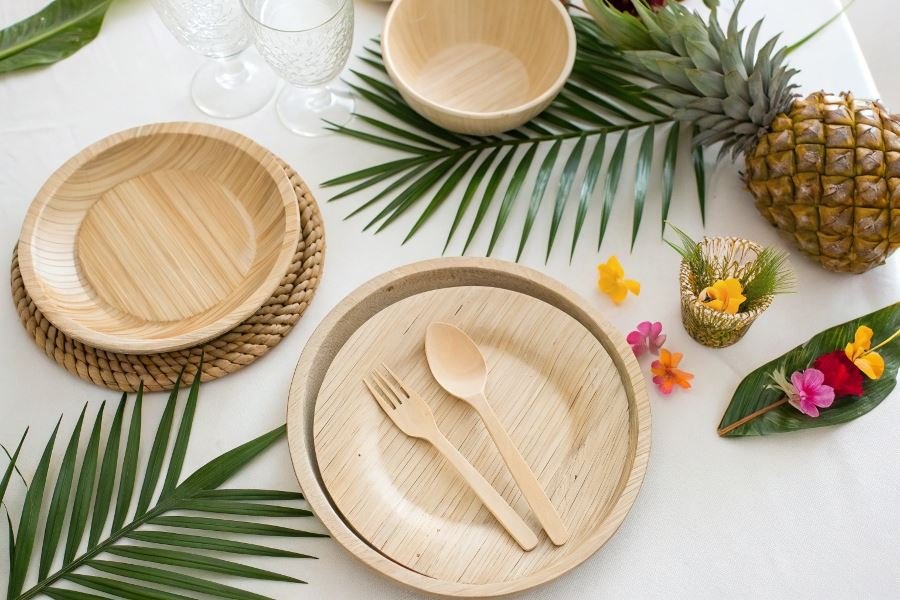 897-disposable-tableware-holiday-table-revolution Топ-3 эко-наборов одноразовой посуды для стильных вечеринок