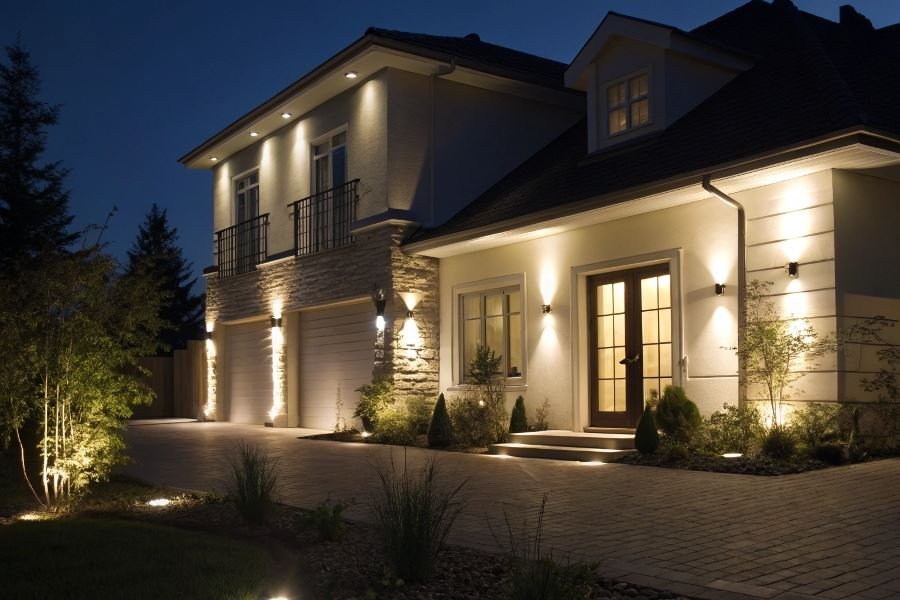 986-choosing-perfect-facade-lighting-solutions Выбор прожекторов для фасада: LED, галоген или датчики