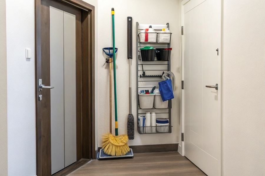 1080-small-apartment-organization-storage-solutions Kichik kvartirada tozalash inventarini saqlashning 7 usuli