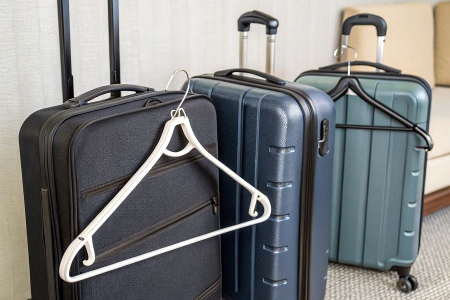 1139-travel-folding-hangers-luggage-hero Sayohatlar uchun eng yaxshi egiluvchan osma qopqoqlar