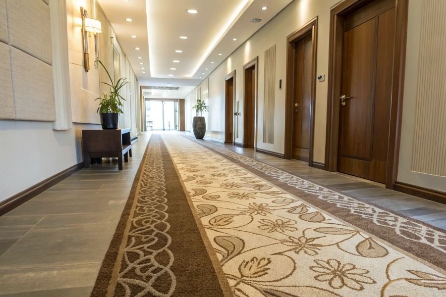1235-carpet-runners-transform-hallway-spaces Koridor uchun gilam yo’llar: tanlash va parvarish bo’yicha to’liq qo’llanma