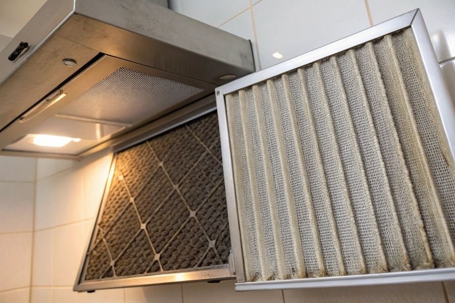 54-clean-kitchen-air-hood-filter-maintenance Oshxona ventilyatori filtrlarini almashtirish muddatlari