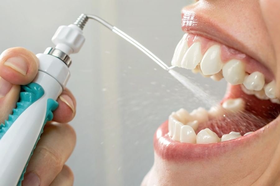 752-dental-irrigator-vs-floss Irrigator va tish ipi: qaysi biri og’iz gigiyenasi uchun samaraliroq?