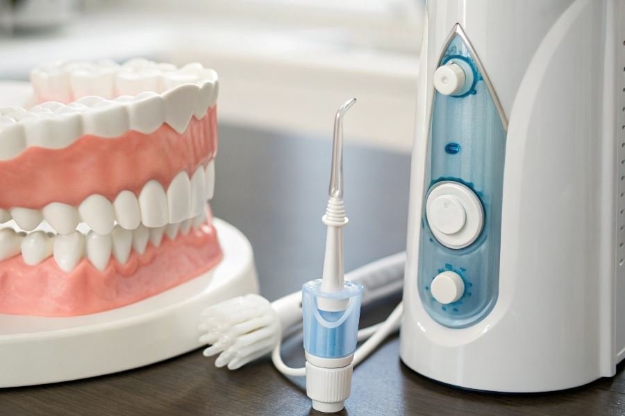 755-water-flosser-for-sensitive-gums Hassas milklar uchun eng yaxshi irrigator tanlash bo’yicha qo’llanma
