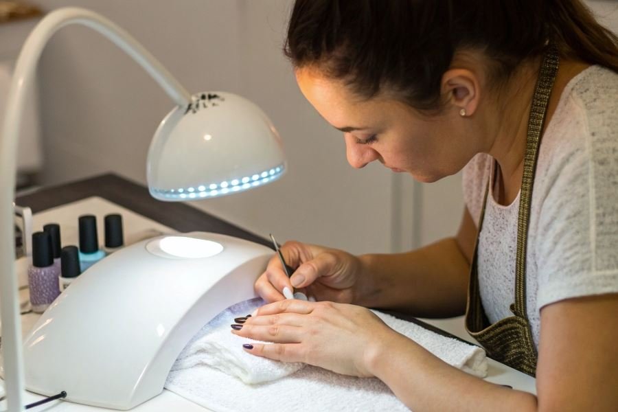 938-choosing-perfect-manicure-lamp Manikyur stol lampalari: professional tanlash mezonlari