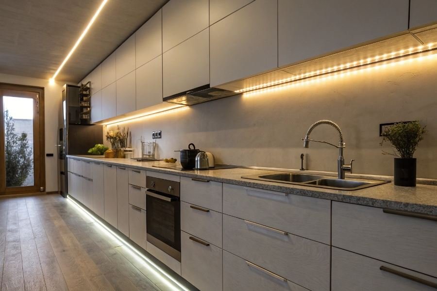 972-kitchen-led-strip-lighting-guide Oshxona uchun eng yaxshi LED lenta tanlash bo’yicha qo’llanma