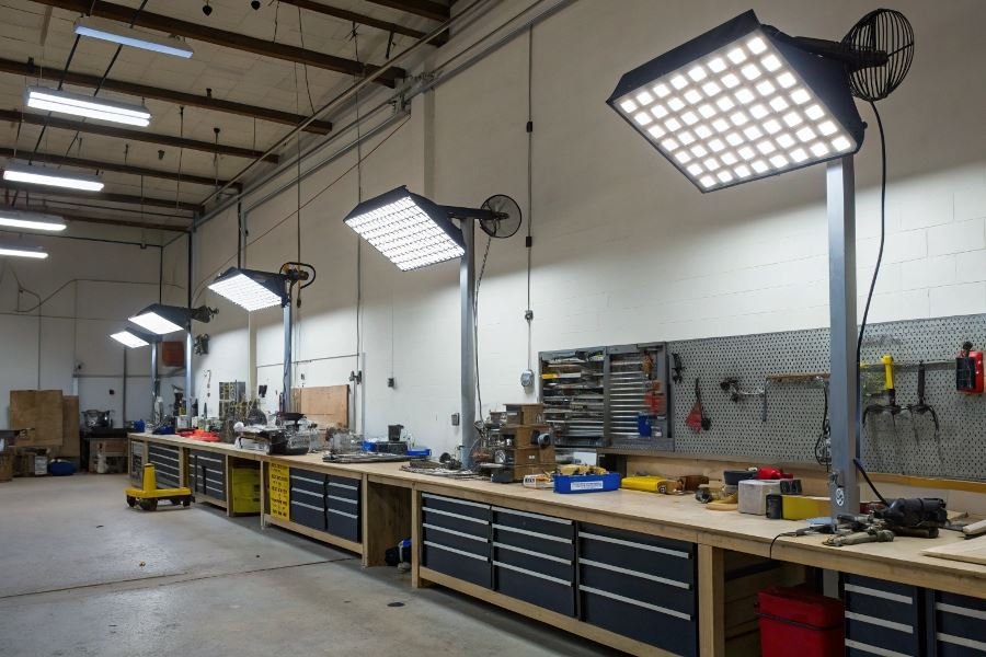 995-perfect-workshop-lighting-guide Ustaxona uchun texnik chiroqlar: tanlash mezonlari va tavsiyalar